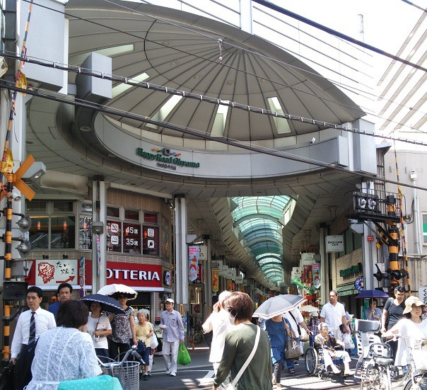 都内屈指のアーケード商店街　ハッピーロード大山